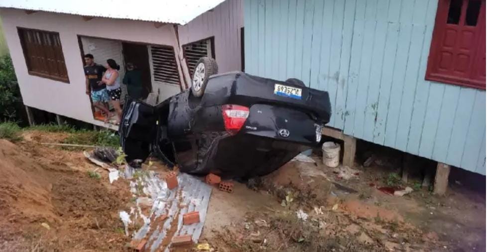 Homem embriagado perde o controle, capota e atinge residência em Cruzeiro do Sul